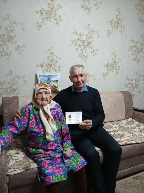 100-летняя жительница Аксубаевского района получила медаль 80-лет Победы