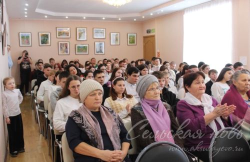 Аксубай сәнгать мәктәбендә сугыш геройлары турында җырлар җырладылар
