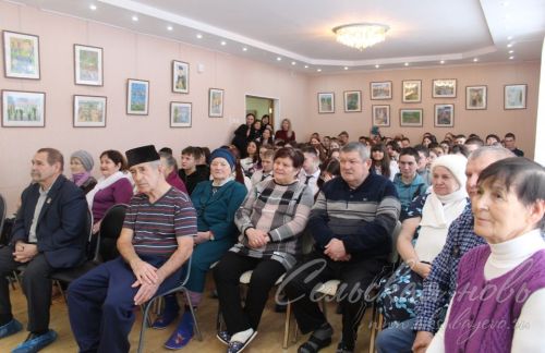Аксубай сәнгать мәктәбендә сугыш геройлары турында җырлар җырладылар