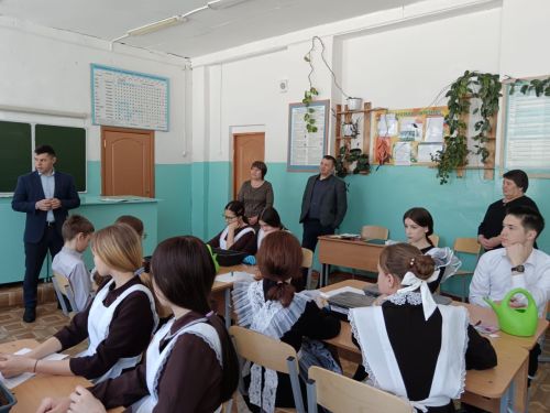В.Ф. Тарасов исемендәге Иске Мокшино мәктәбендә район җитәкчесе белән очрашу булды