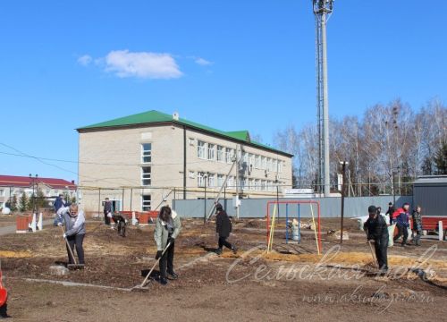 В Аксубаеве очистили от мусора детский парк
