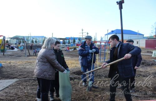 В Аксубаеве очистили от мусора детский парк