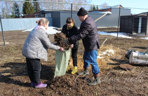 В Аксубаеве очистили от мусора детский парк