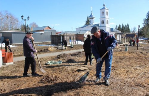 В Аксубаеве очистили от мусора детский парк