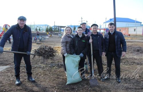 В Аксубаеве очистили от мусора детский парк