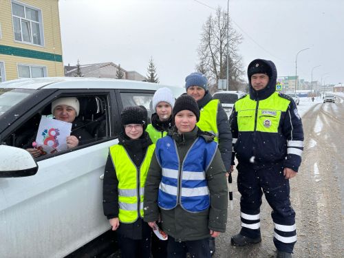 Госавтоинспекция Аксубаевского района с отрядом ЮИД поздравили автоледи с 8 Марта