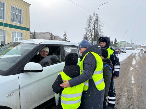 Госавтоинспекция Аксубаевского района с отрядом ЮИД поздравили автоледи с 8 Марта