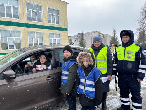 Госавтоинспекция Аксубаевского района с отрядом ЮИД поздравили автоледи с 8 Марта