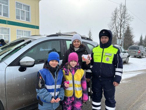 Госавтоинспекция Аксубаевского района с отрядом ЮИД поздравили автоледи с 8 Марта