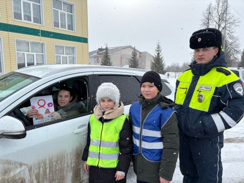 Аксубай районы дәүләт автоинспекциясе ЮИД отряды белән машина йөртүче хатын-кызларны 8 Март белән котладылар