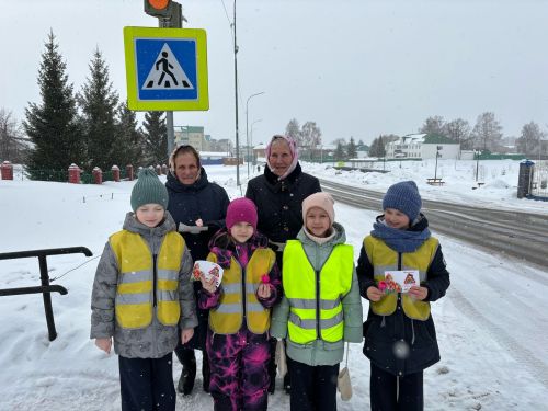Госавтоинспекция Аксубаевского района с отрядом ЮИД поздравили автоледи с 8 Марта