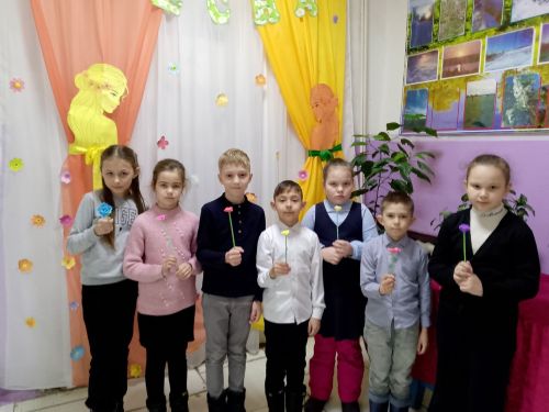На мастер-классе к Международному женскому дню дети создали цветы своими руками