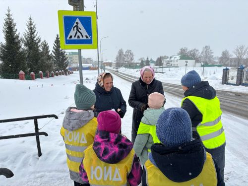 Аксубай районы дәүләт автоинспекциясе ЮИД отряды белән машина йөртүче хатын-кызларны 8 Март белән котладылар