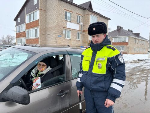 Аксубаевские госавтоинспекторы дарили автоледи цветы в честь 8 Марта