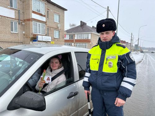 Аксубаевские госавтоинспекторы дарили автоледи цветы в честь 8 Марта