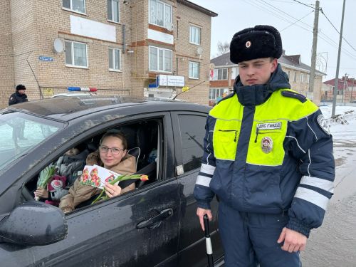 Аксубаевские госавтоинспекторы дарили автоледи цветы в честь 8 Марта