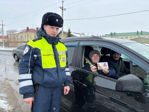 Аксубаевские госавтоинспекторы дарили автоледи цветы в честь 8 Марта