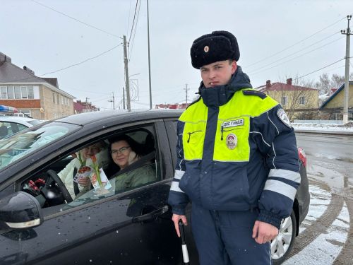 Аксубаевские госавтоинспекторы дарили автоледи цветы в честь 8 Марта