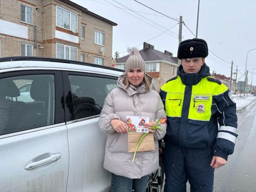 Аксубаевские госавтоинспекторы дарили автоледи цветы в честь 8 Марта