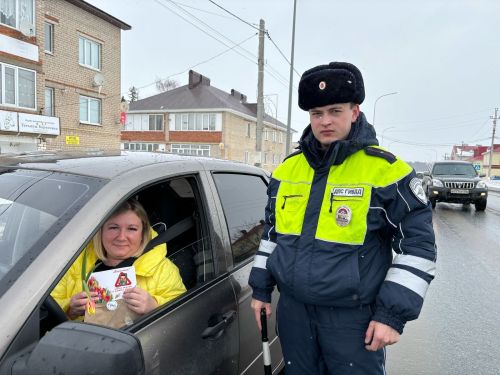 Аксубаевские госавтоинспекторы дарили автоледи цветы в честь 8 Марта