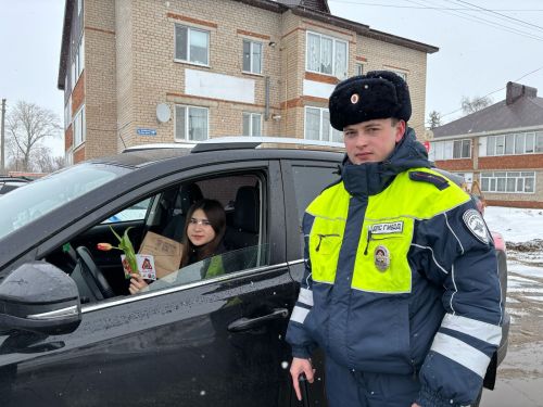 Аксубаевские госавтоинспекторы дарили автоледи цветы в честь 8 Марта