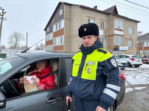 Аксубаевские госавтоинспекторы дарили автоледи цветы в честь 8 Марта