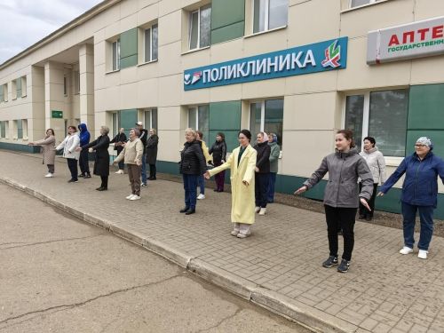 Медицинские работники Аксубаевской ЦРБ провели зарядку на свежем воздухе