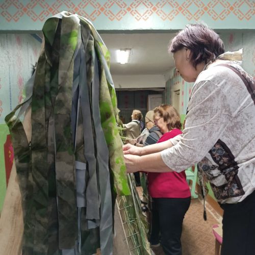 Старотимошкинские женщины продолжают плести маскировочные сети