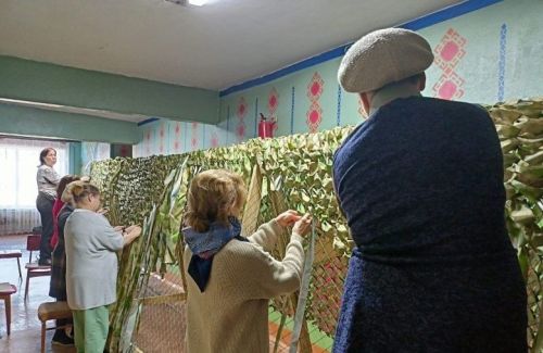 Старотимошкинские женщины продолжают плести маскировочные сети