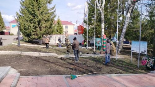 В парке воинской славы Аксубаева красят памятники и приводят в порядок технику