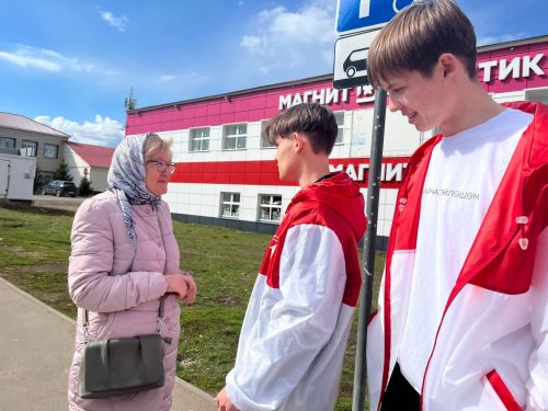 Аксубайда “Беренчеләр хәрәкәте” активистлары узып баручыларны якынлашып килүче бәйрәм белән котладылар