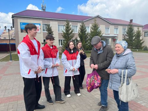 Активисты Движения Первых в Аксубаеве поздравили прохожих с наступающим праздником