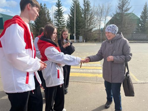 Аксубайда “Беренчеләр хәрәкәте” активистлары узып баручыларны якынлашып килүче бәйрәм белән котладылар