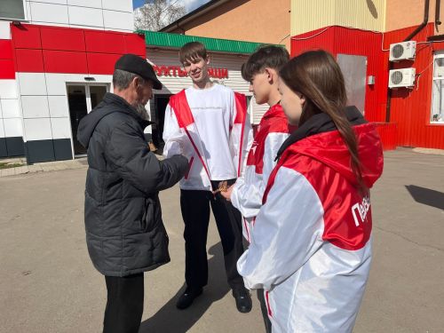 Аксубайда “Беренчеләр хәрәкәте” активистлары узып баручыларны якынлашып килүче бәйрәм белән котладылар