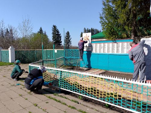 В Старом Тимошкине очистили территорию памятника ВОВ