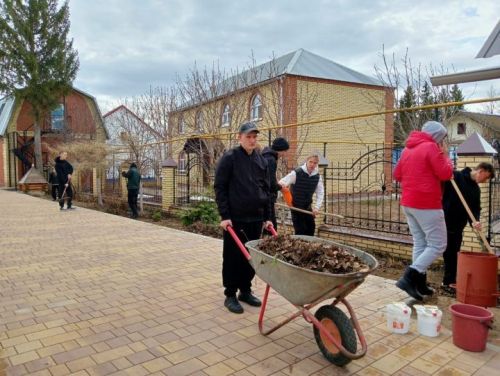 Аксубай техникумы студентлары район үзәгендә тәртип урнаштырдылар