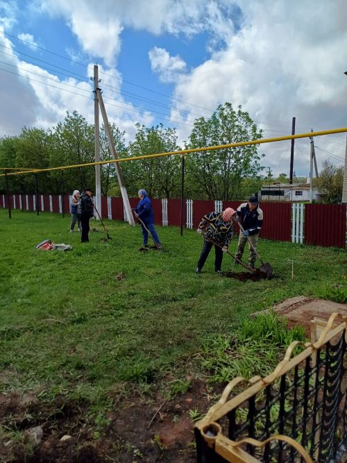У сельского памятника воинской славы распустились цветы
