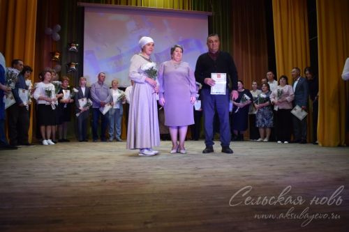Балаларны лаеклы тәрбияләгән өчен Олимпиада җиңүчеләренең әти-әниләрен бүләкләделәр