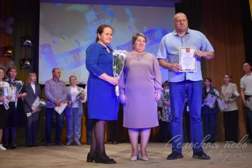Балаларны лаеклы тәрбияләгән өчен Олимпиада җиңүчеләренең әти-әниләрен бүләкләделәр