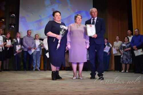 Балаларны лаеклы тәрбияләгән өчен Олимпиада җиңүчеләренең әти-әниләрен бүләкләделәр