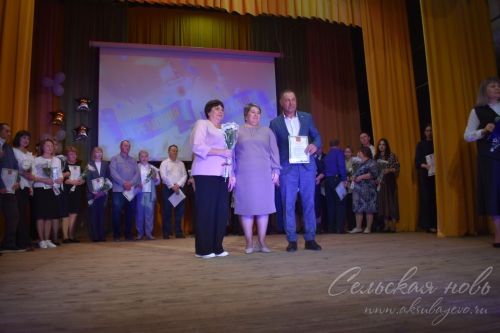 Балаларны лаеклы тәрбияләгән өчен Олимпиада җиңүчеләренең әти-әниләрен бүләкләделәр