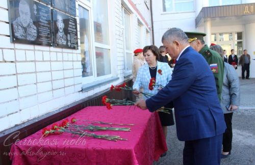 В Аксубаеве открыли мемориальные доски выпускникам школы