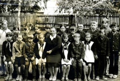 В деревне Емелькино Аксубаевского района школа впервые открылась в 1898 году