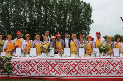 Аксубайда узган «Троица әйлән-бәйләне»ндә иң яхшы квас әзерләүчене билгеләделәр
