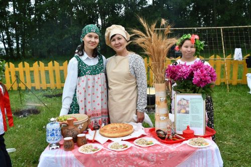 На аксубаевском празднике «Троицкие хороводы» угощали кашей