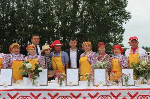 На аксубаевском «Троицком хороводе» узнали, кто готовит лучший квас