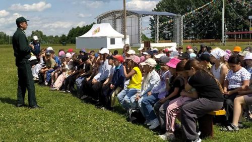 Аксубаевские лесоводы проводили уроки со школьниками на природе