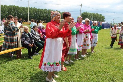 На сцене аксубаевского уява дарили радость вокальные коллективы и частушечники