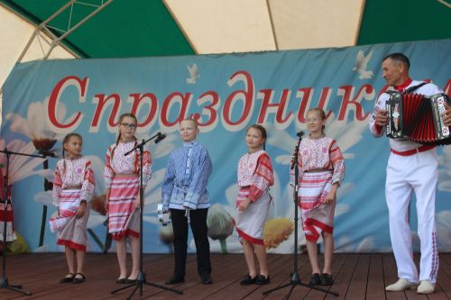 Аксубай Уяв бәйрәмендә вокал коллективлар һәм такмаклар башкаручылар шатлык бүләк иттеләр