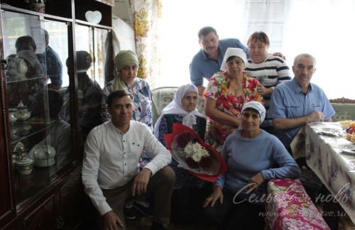 Яңа Ибрай авылыннан Миннегөл Гыйззәтуллинаны 90 нчы туган көне белән котладылар